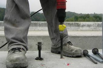 Axsas Mitarbeiter beim Kernbohren auf der Baustelle