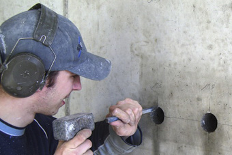 Axsas Mitarbeiter beim Diamantbohren an der Wand